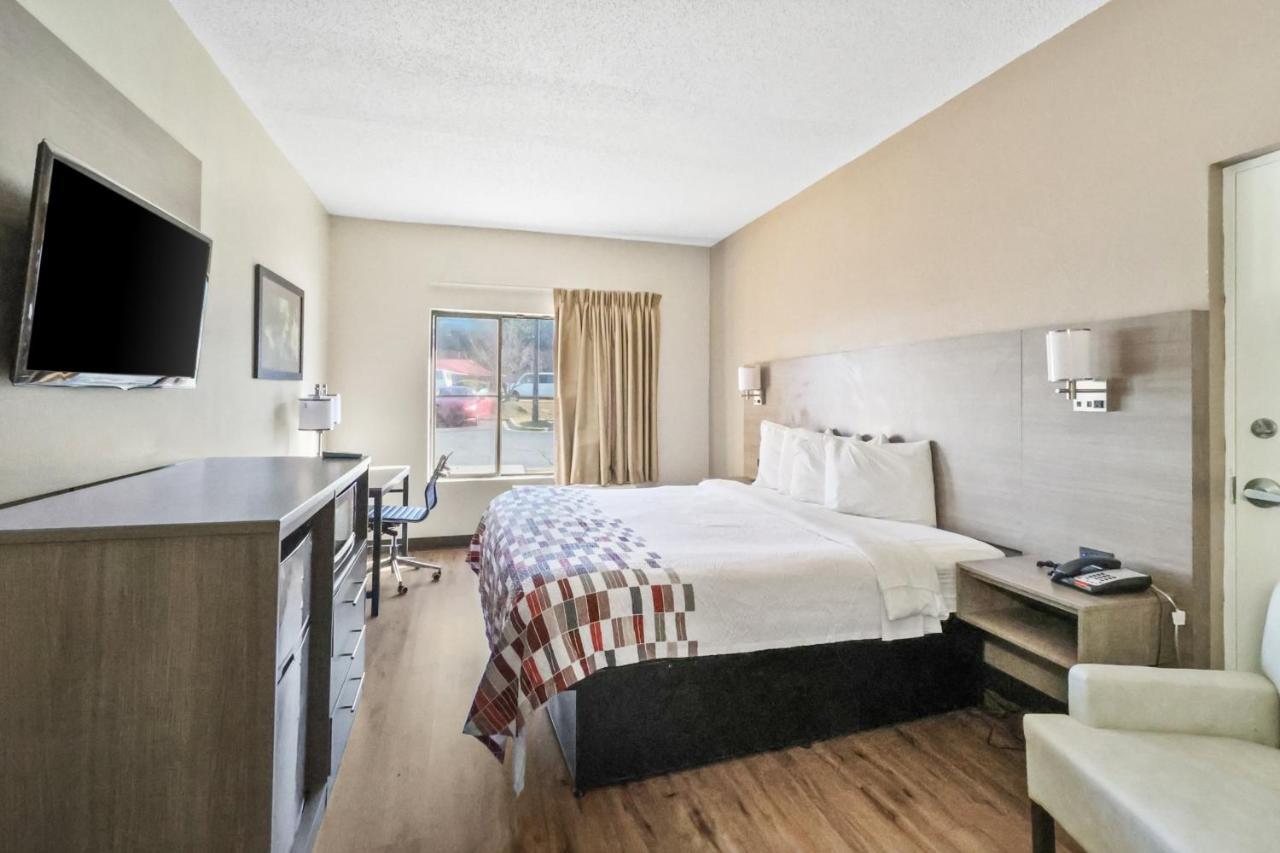 Red Roof Inn & Suites Fayetteville-Fort Bragg Extérieur photo