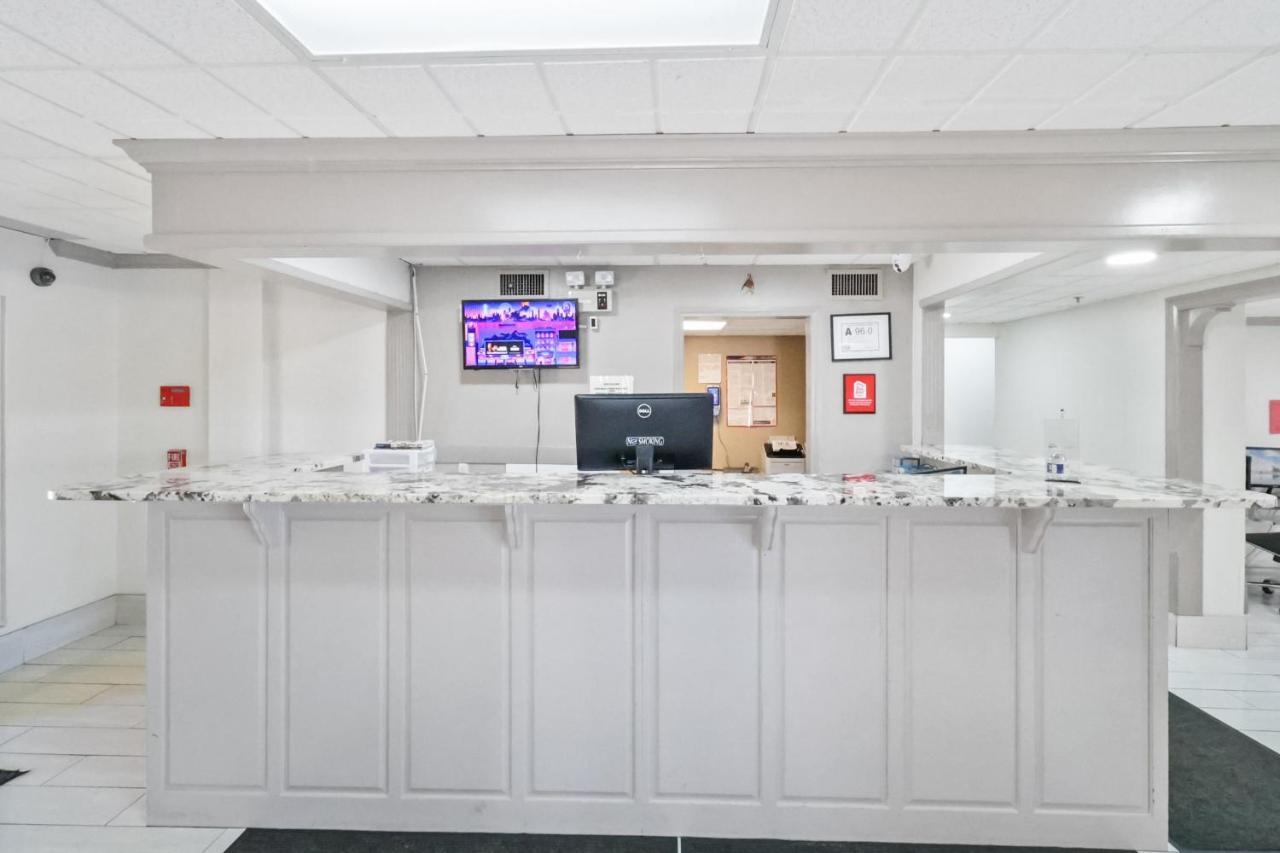 Red Roof Inn & Suites Fayetteville-Fort Bragg Extérieur photo
