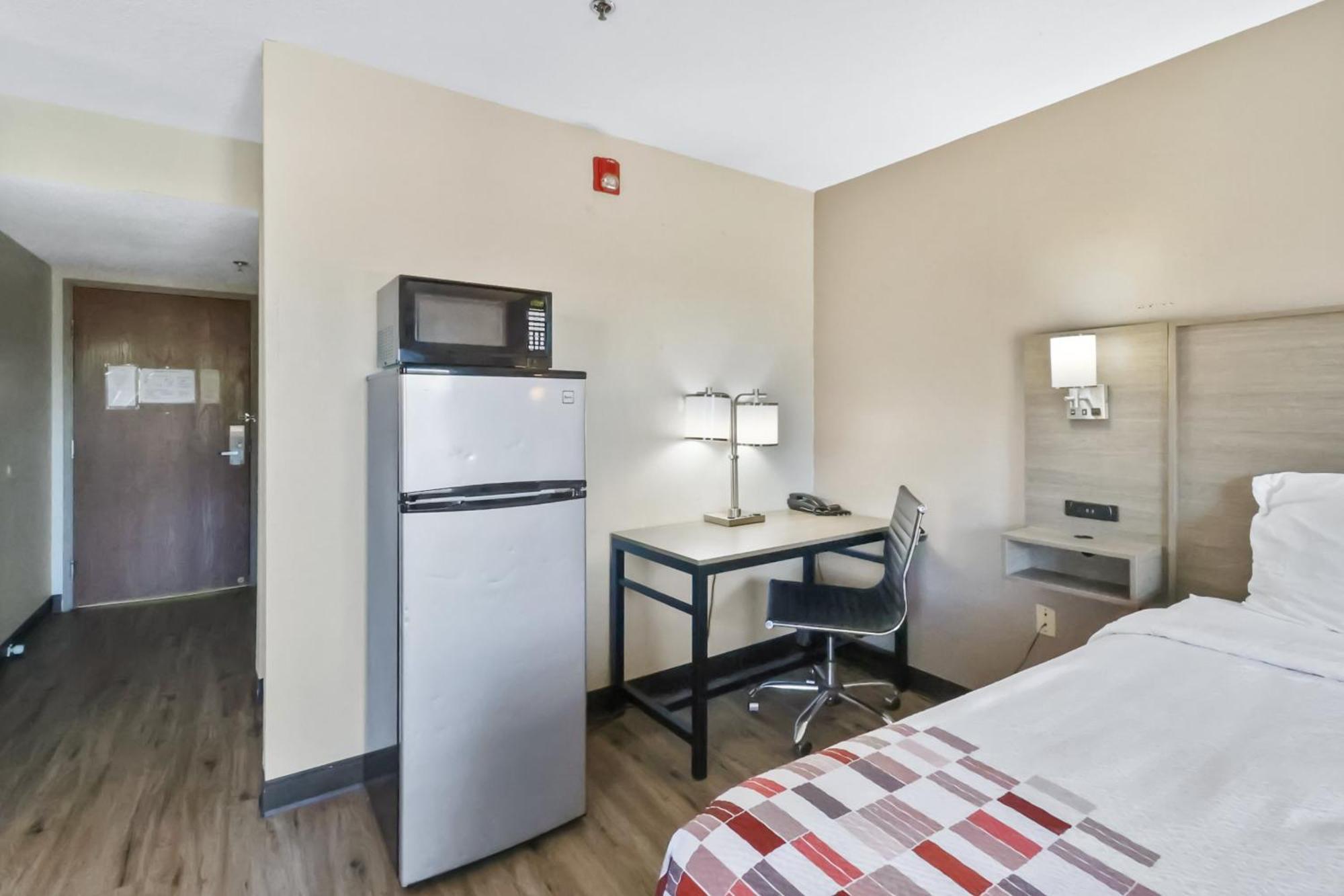 Red Roof Inn & Suites Fayetteville-Fort Bragg Extérieur photo