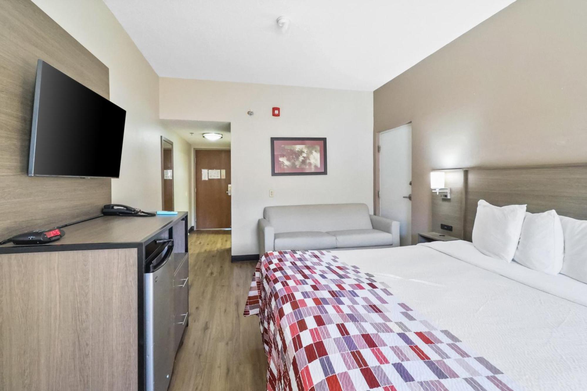Red Roof Inn & Suites Fayetteville-Fort Bragg Extérieur photo