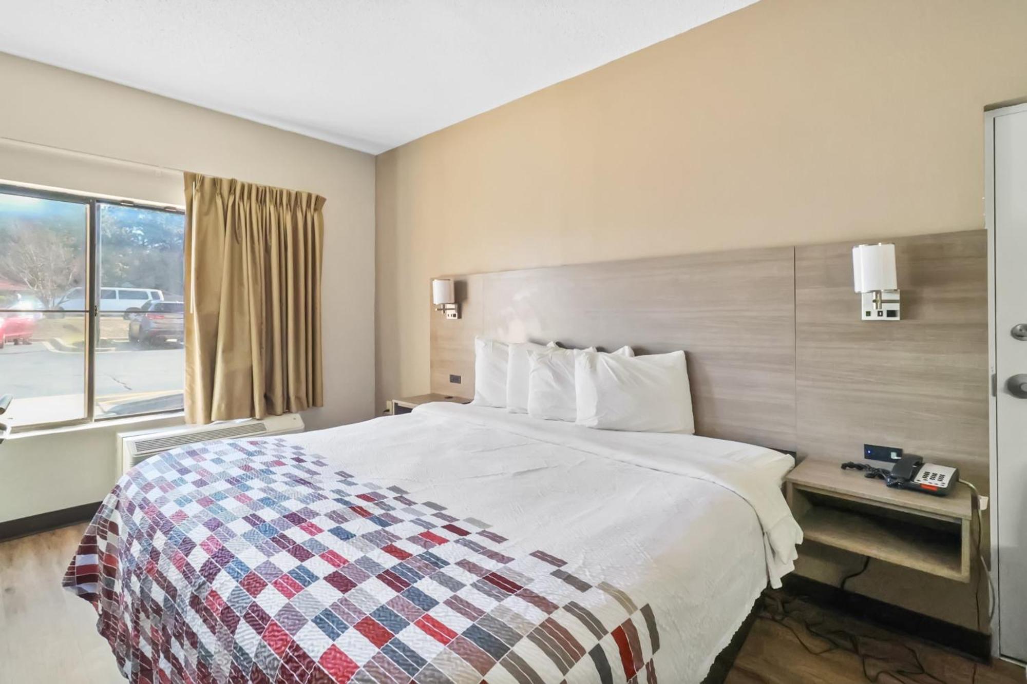 Red Roof Inn & Suites Fayetteville-Fort Bragg Extérieur photo