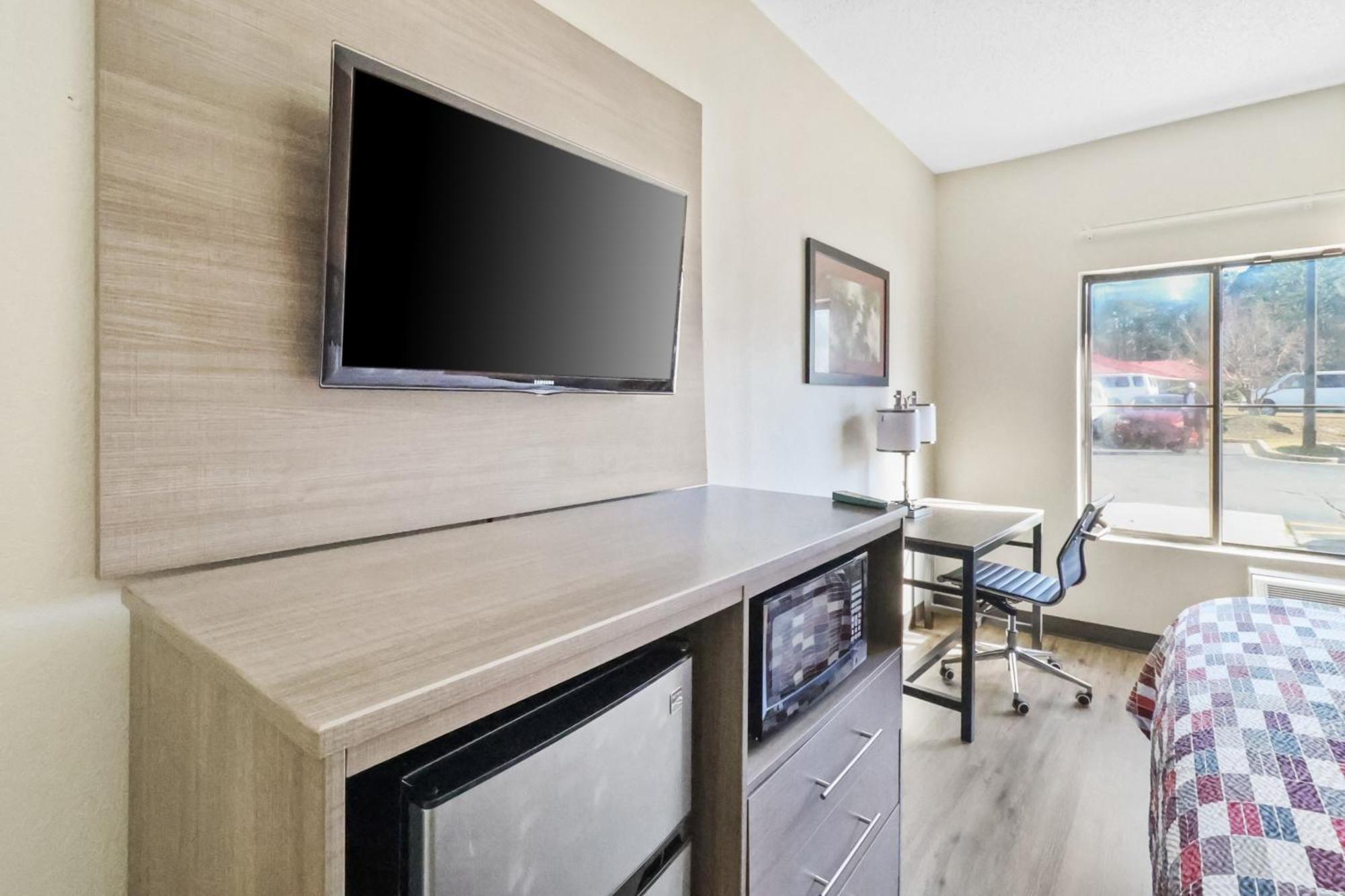 Red Roof Inn & Suites Fayetteville-Fort Bragg Extérieur photo