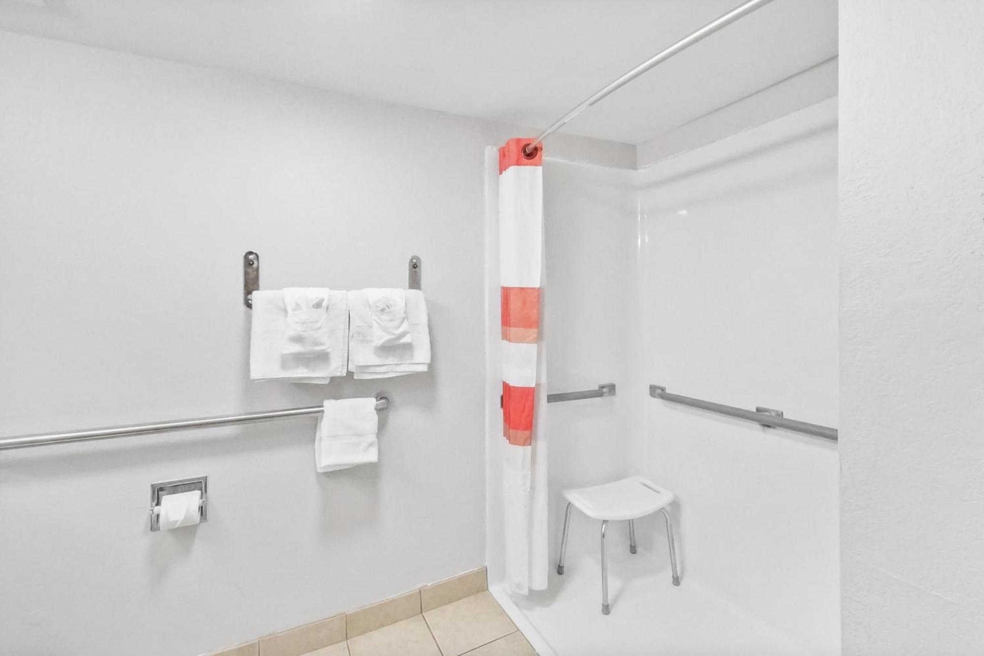 Red Roof Inn & Suites Fayetteville-Fort Bragg Extérieur photo