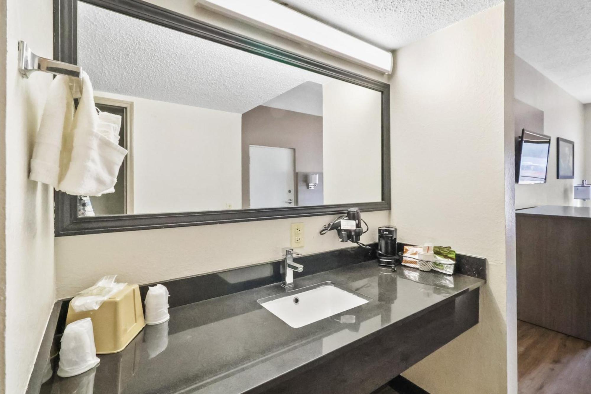 Red Roof Inn & Suites Fayetteville-Fort Bragg Extérieur photo
