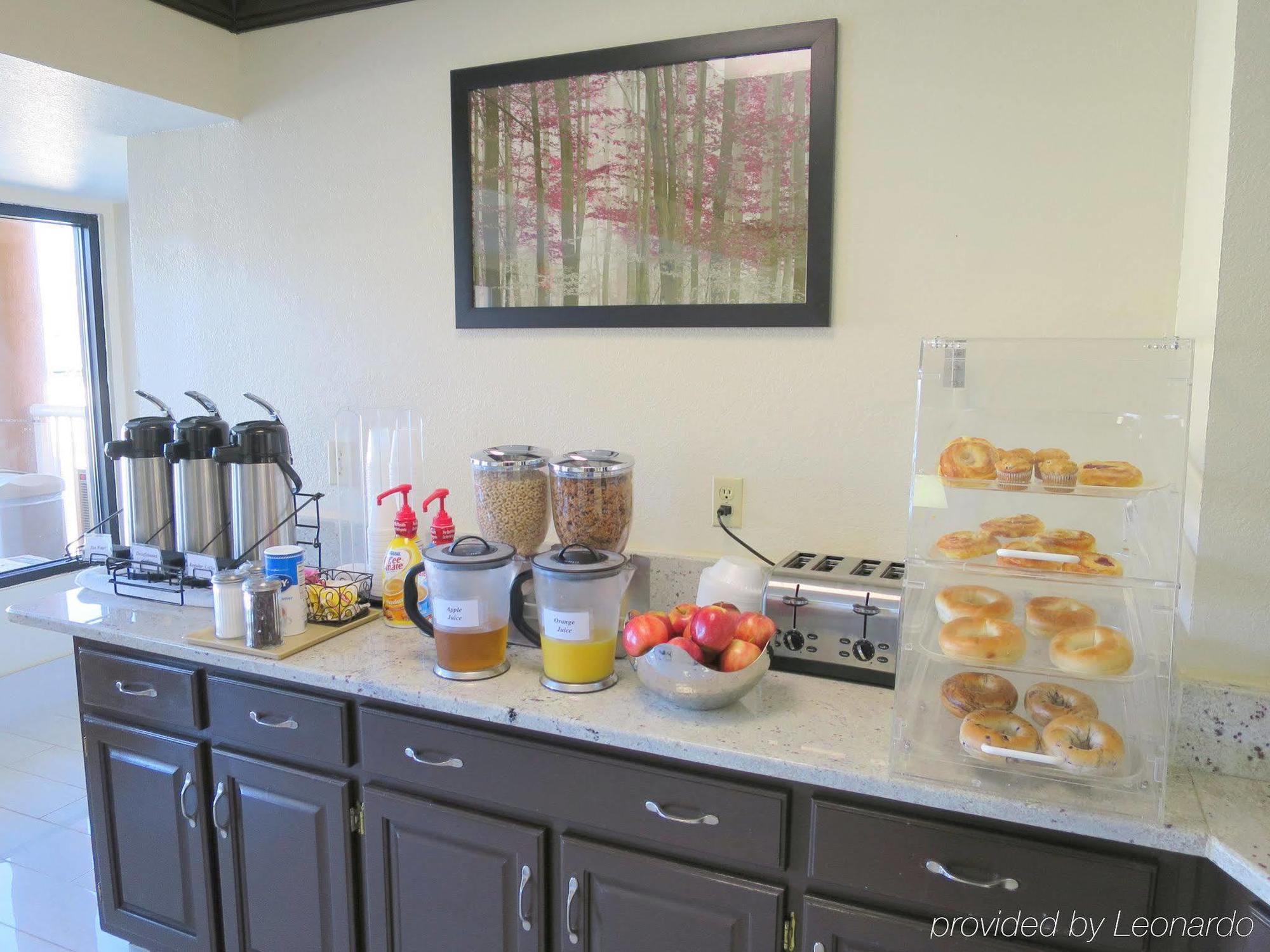 Red Roof Inn & Suites Fayetteville-Fort Bragg Extérieur photo