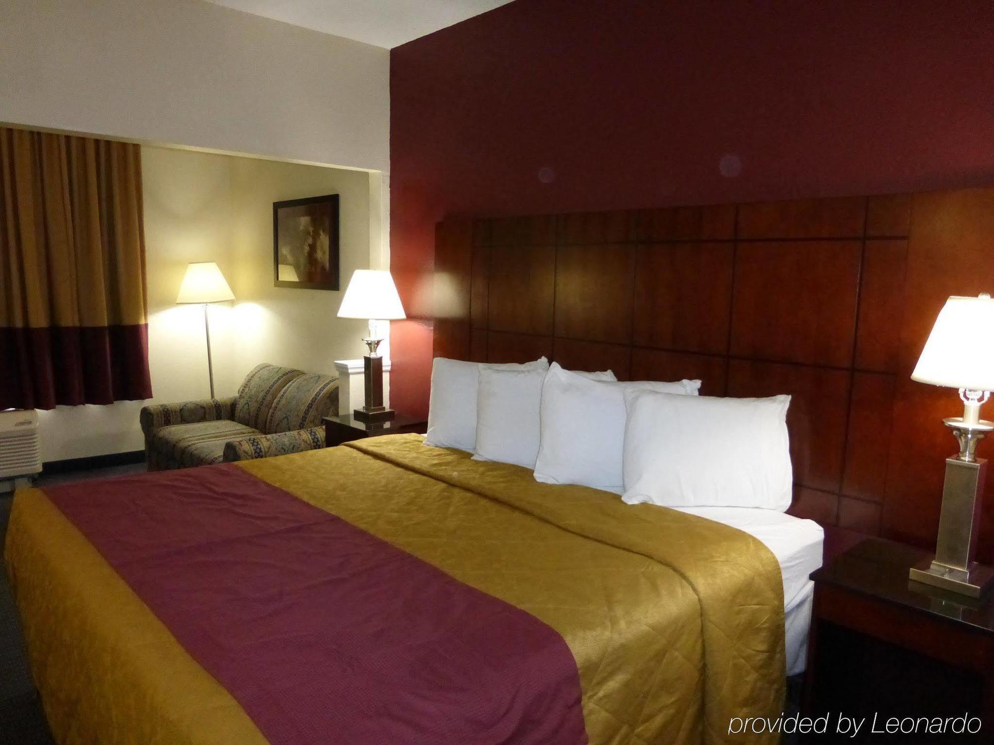 Red Roof Inn & Suites Fayetteville-Fort Bragg Extérieur photo