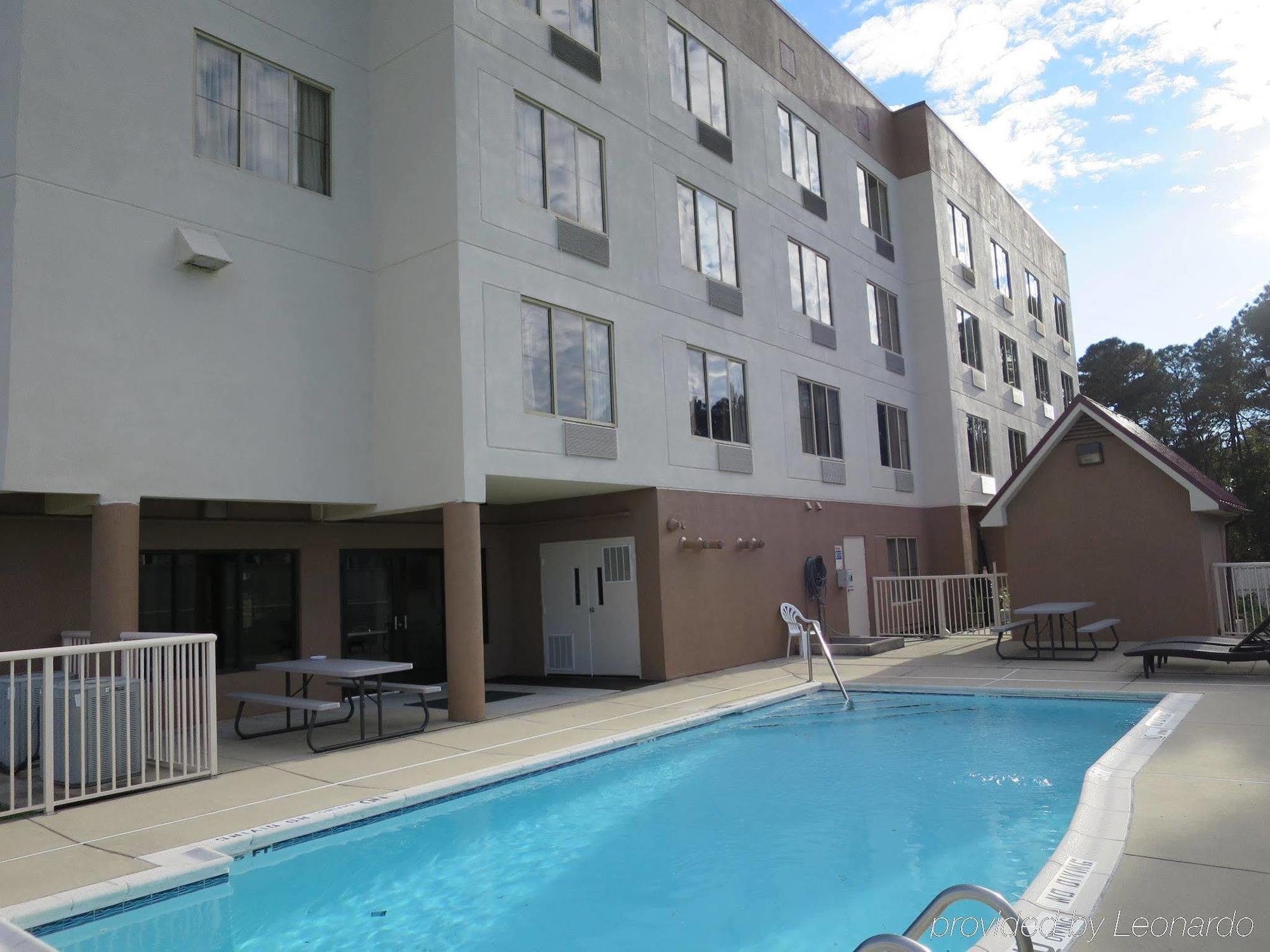 Red Roof Inn & Suites Fayetteville-Fort Bragg Extérieur photo
