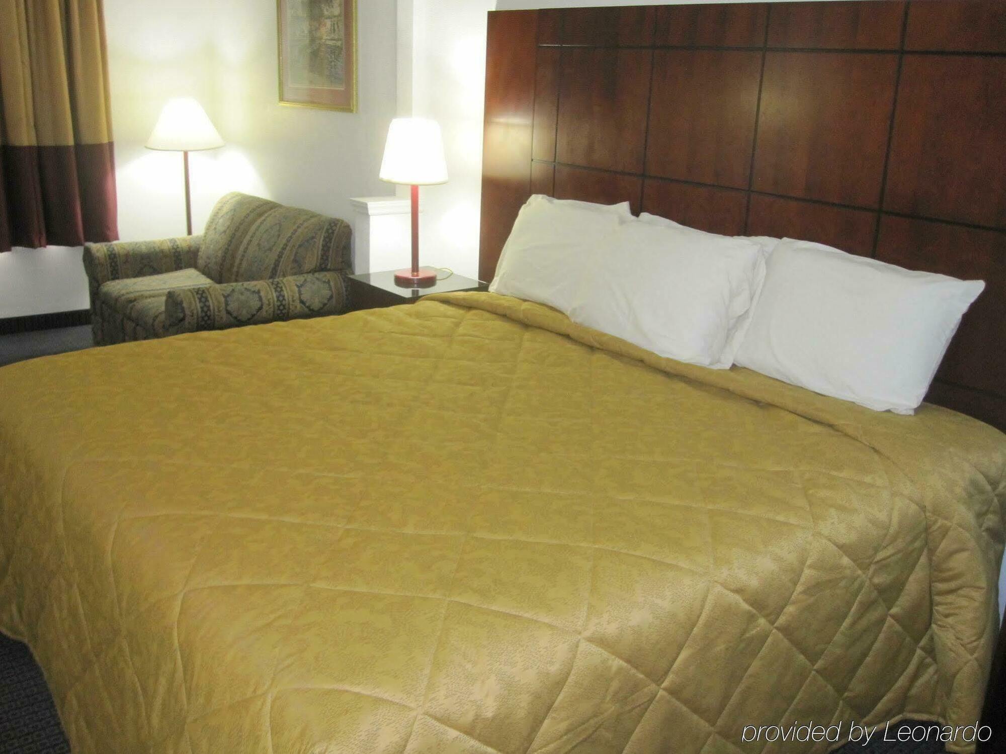 Red Roof Inn & Suites Fayetteville-Fort Bragg Extérieur photo