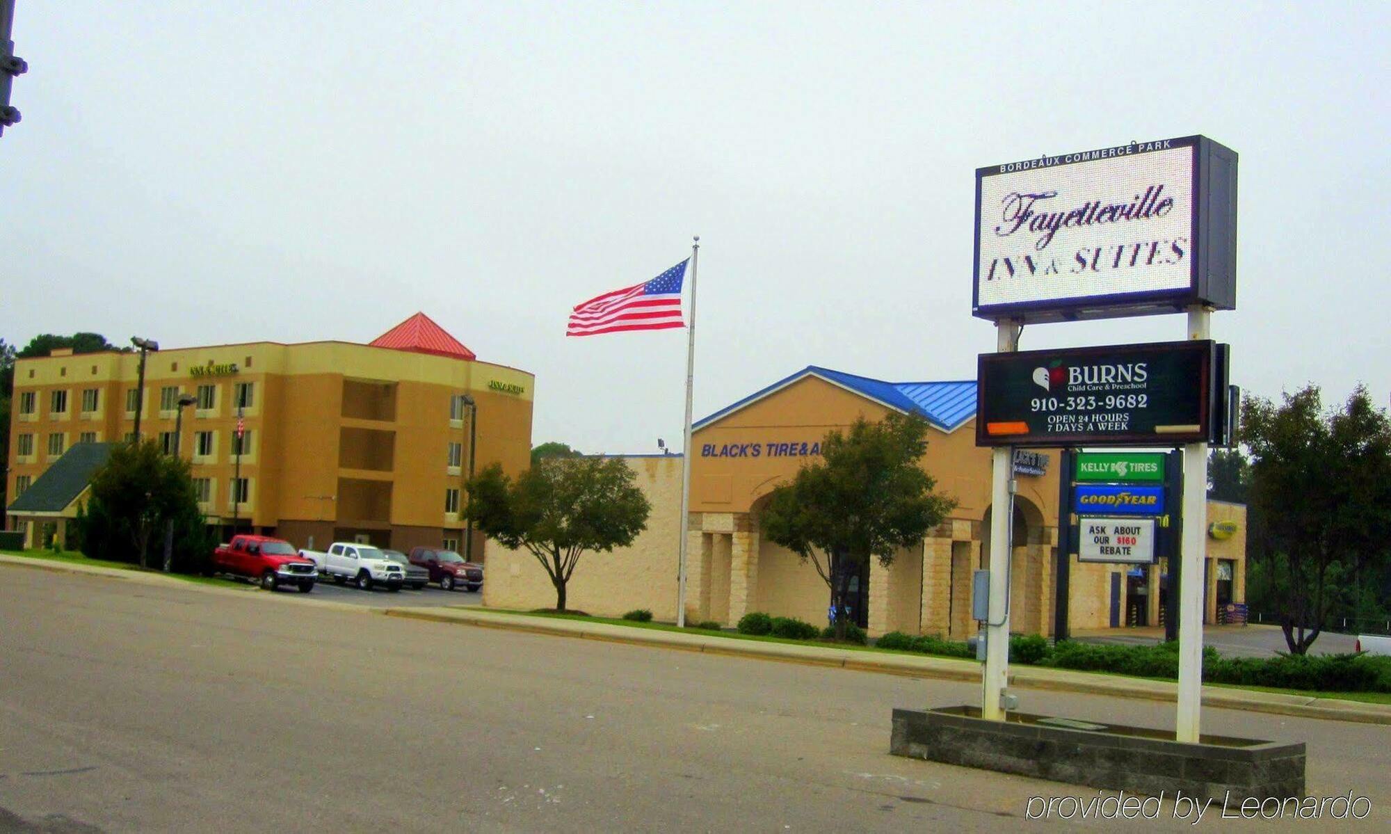Red Roof Inn & Suites Fayetteville-Fort Bragg Extérieur photo